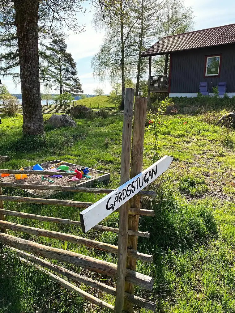 Skylt mot Gårdsstugan - Joarsbo Gård