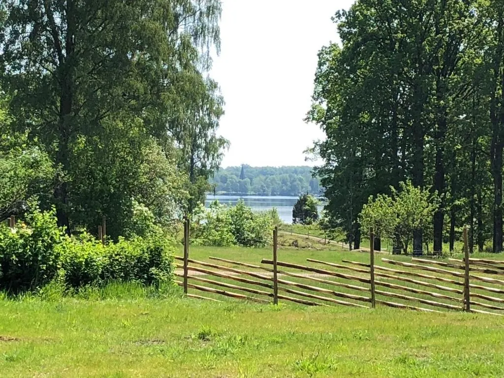 Utsikt mot kyrkan vid Klinten - Joarsbo Gård