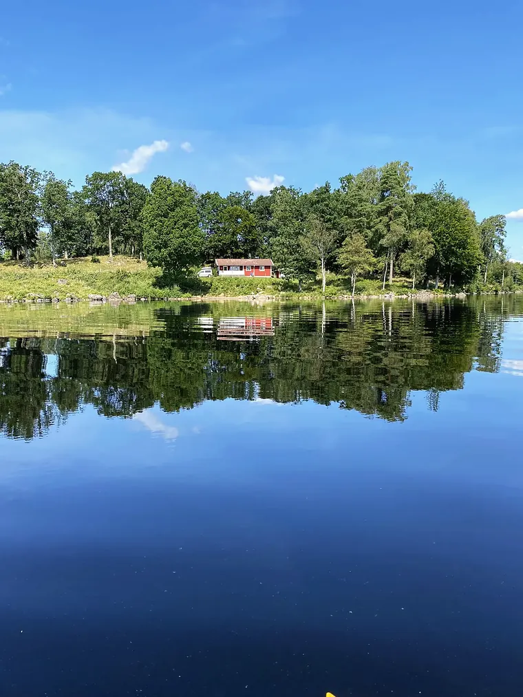 En av Joarsbos fina stugor från vattnet - Joarsbo Gård
